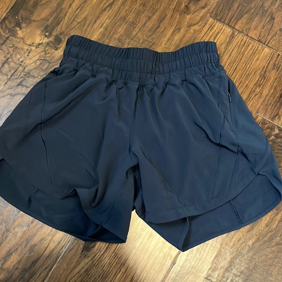 Lululemon size 4 navy running shorts like new - Picture 1 of 4